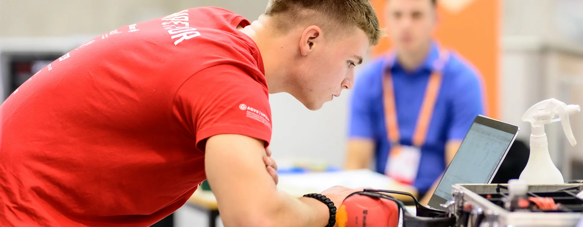 Ein Teilnehmer von den SwissSkills in der Kategorie der Autoberufe