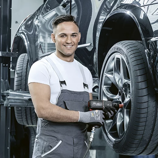 Assistente di manutenzione per automobili CFP au travail.