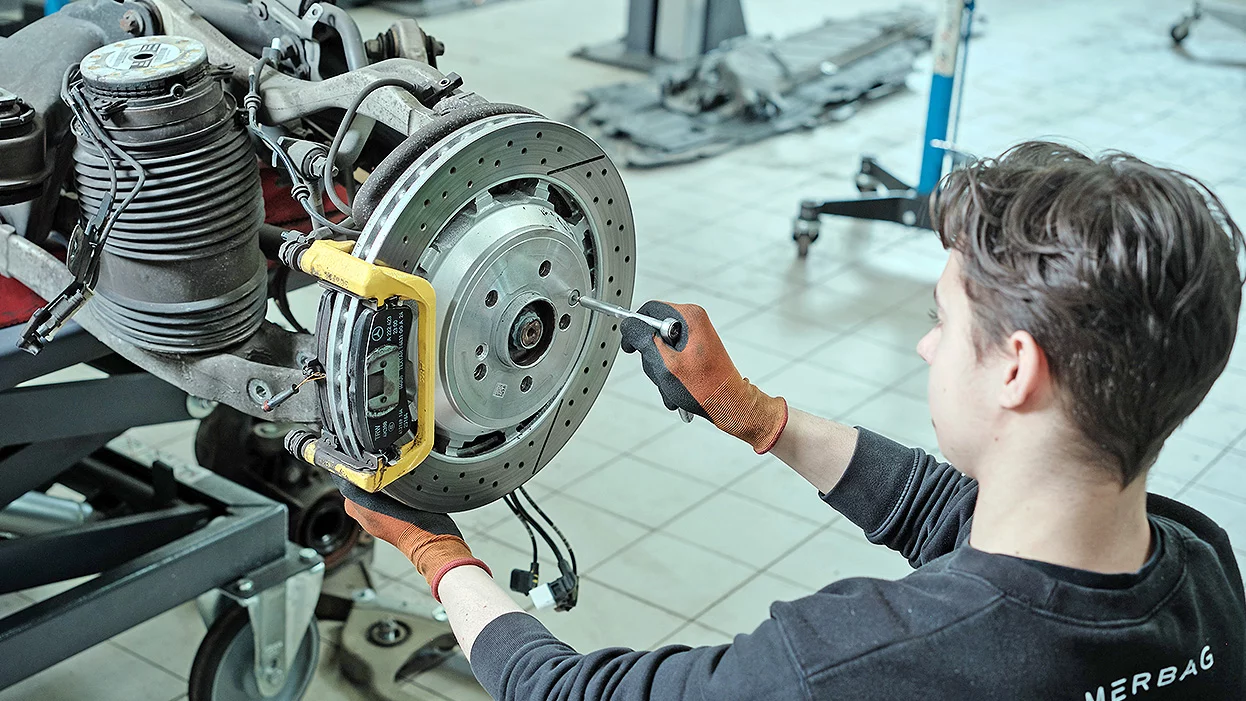 Automobil-Fachmann / Automobil-Fachfrau EFZ Fachrichtung Nutzfahrzeuge