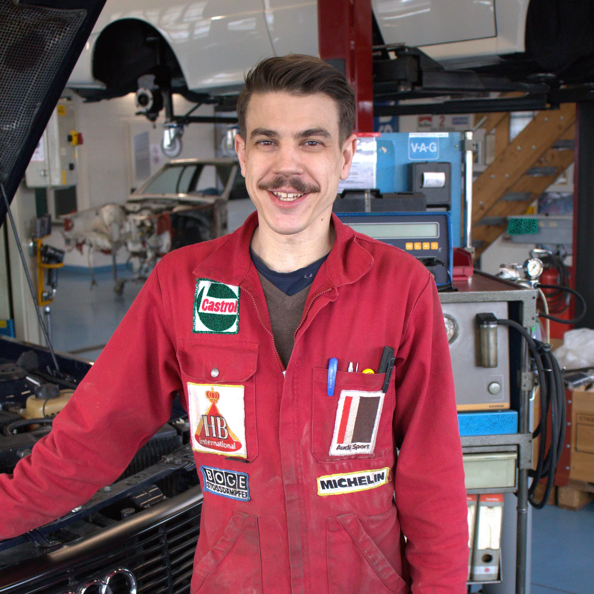 Restaurateur&middot;trice de v&eacute;hicules avec brevet f&eacute;d&eacute;ral en tenue de travail.