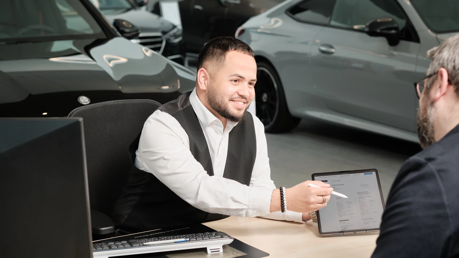 Consulente di vendita d&rsquo;automobili con attestato professionale federale al lavoro.