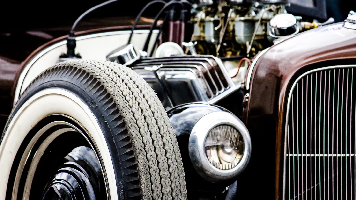 Ansicht eines Oldtimers von vorne.