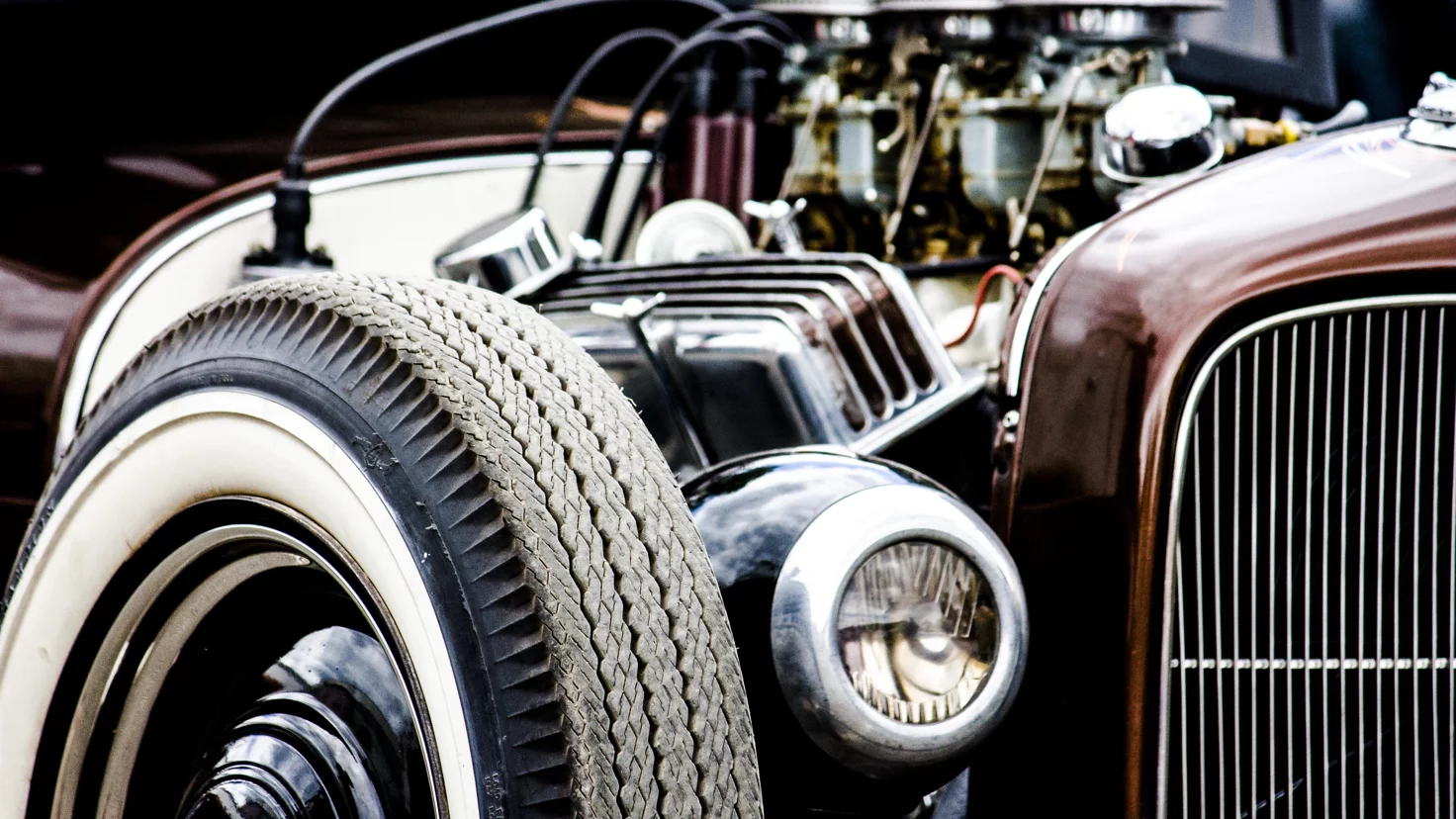 Vista anteriore di un&rsquo;auto d&rsquo;epoca.