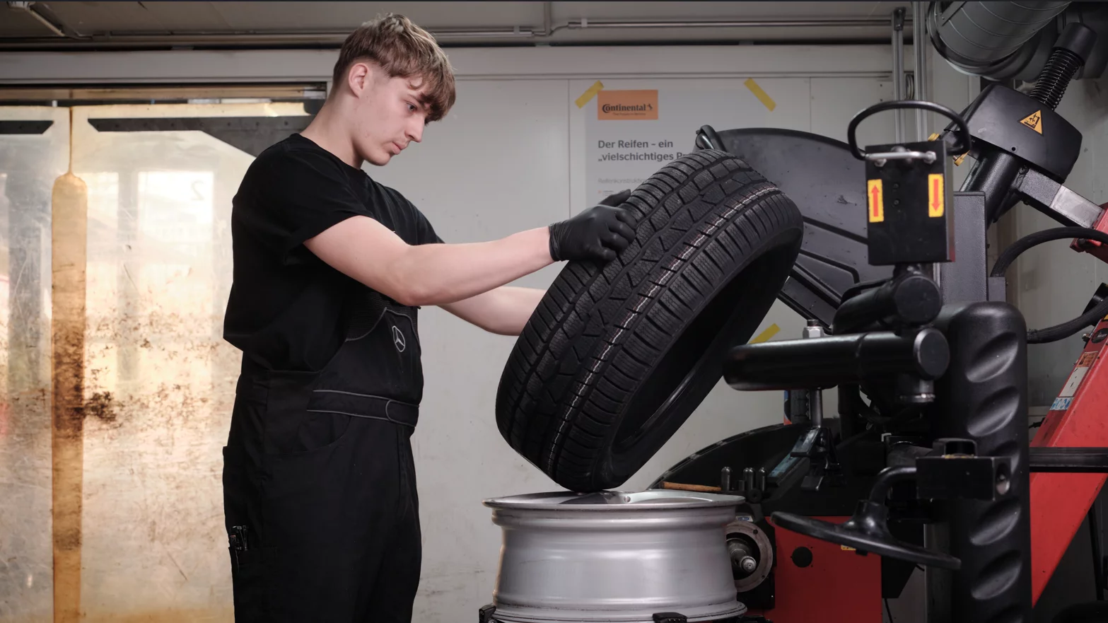 Automobil-Fachmann / Automobil-Fachfrau EFZ Fachrichtung Personenwagen Automobil-Fachmann / Automobil-Fachfrau EFZ Fachrichtung Personenwagen während der Arbeit.