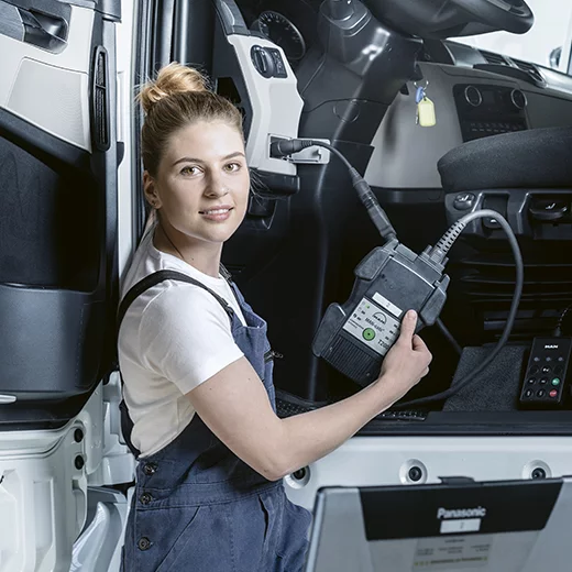 Mécaniciens en maintenance d’automobiles CFC, orientation utilitaires au travail.