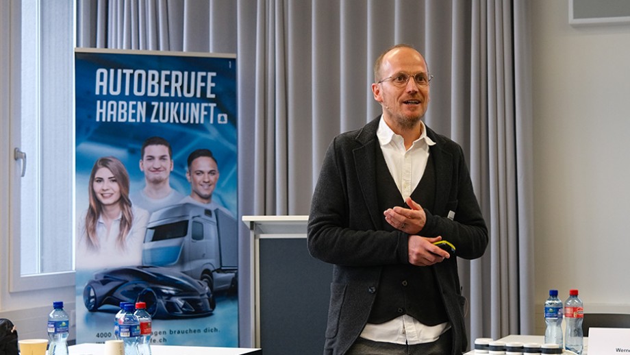 Daniel Rindlisbacher presenta i risultati dell'esame professionale 2024 per consulenti service automobilistici.