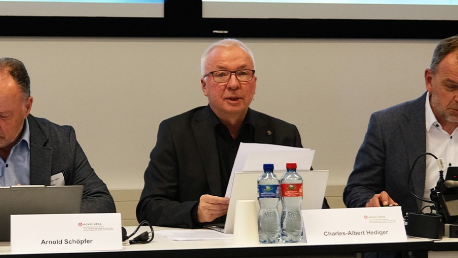 Charles-Albert Hediger, membro del Consiglio centrale dell'AGVS e presidente della CFP, ha aperto la riunione della CFP.