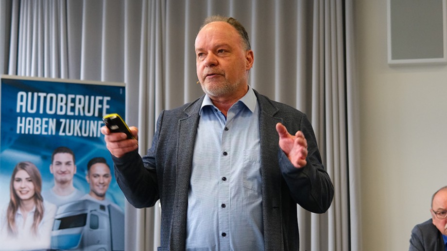 Arnold Schöpfer si occupa di formazione professionale nell'industria automobilistica presso UPSA da oltre 25 anni.